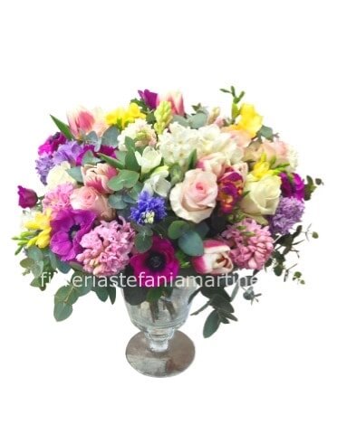 Bouquet compatto con fiori colorati