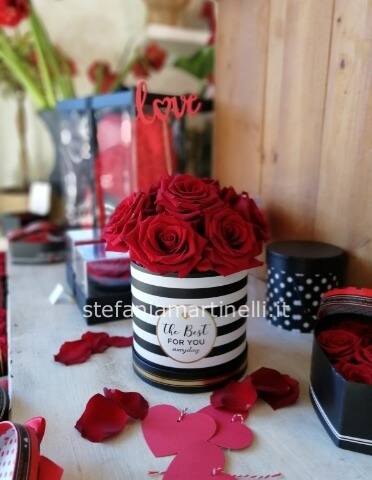 Flower box con 9 rose rosse fresche