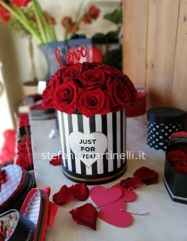 Flower box con rose rosse fresche