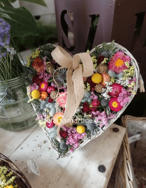 cesto a cuore fiori essiccati